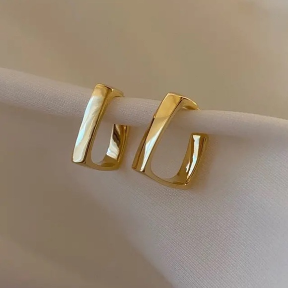 NEW Gold hoop earring geometric and irregular trendy minimalist dainty classy - Picture 2 of 6